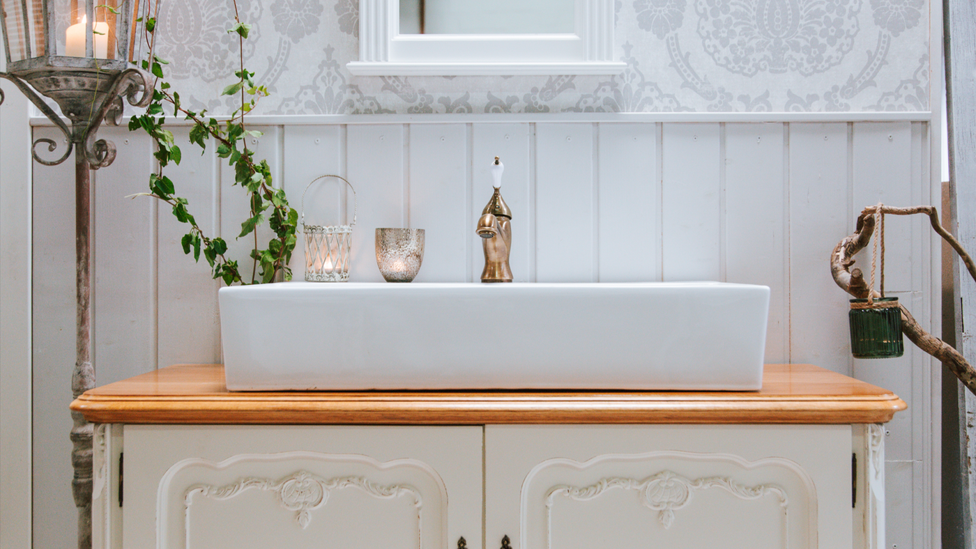 Nostalgischer Waschtisch mit Aufsatzbecken