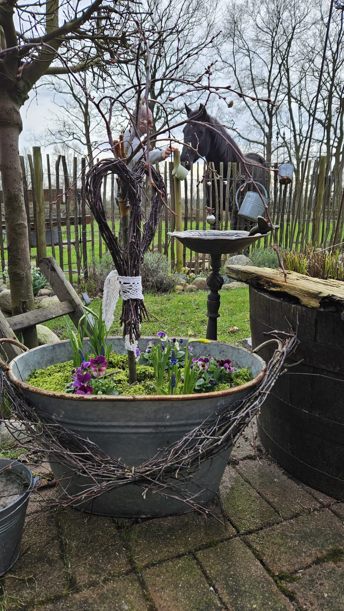 Frühling in der Zinkwanne - Rustikaler Landhausstil für den Garten