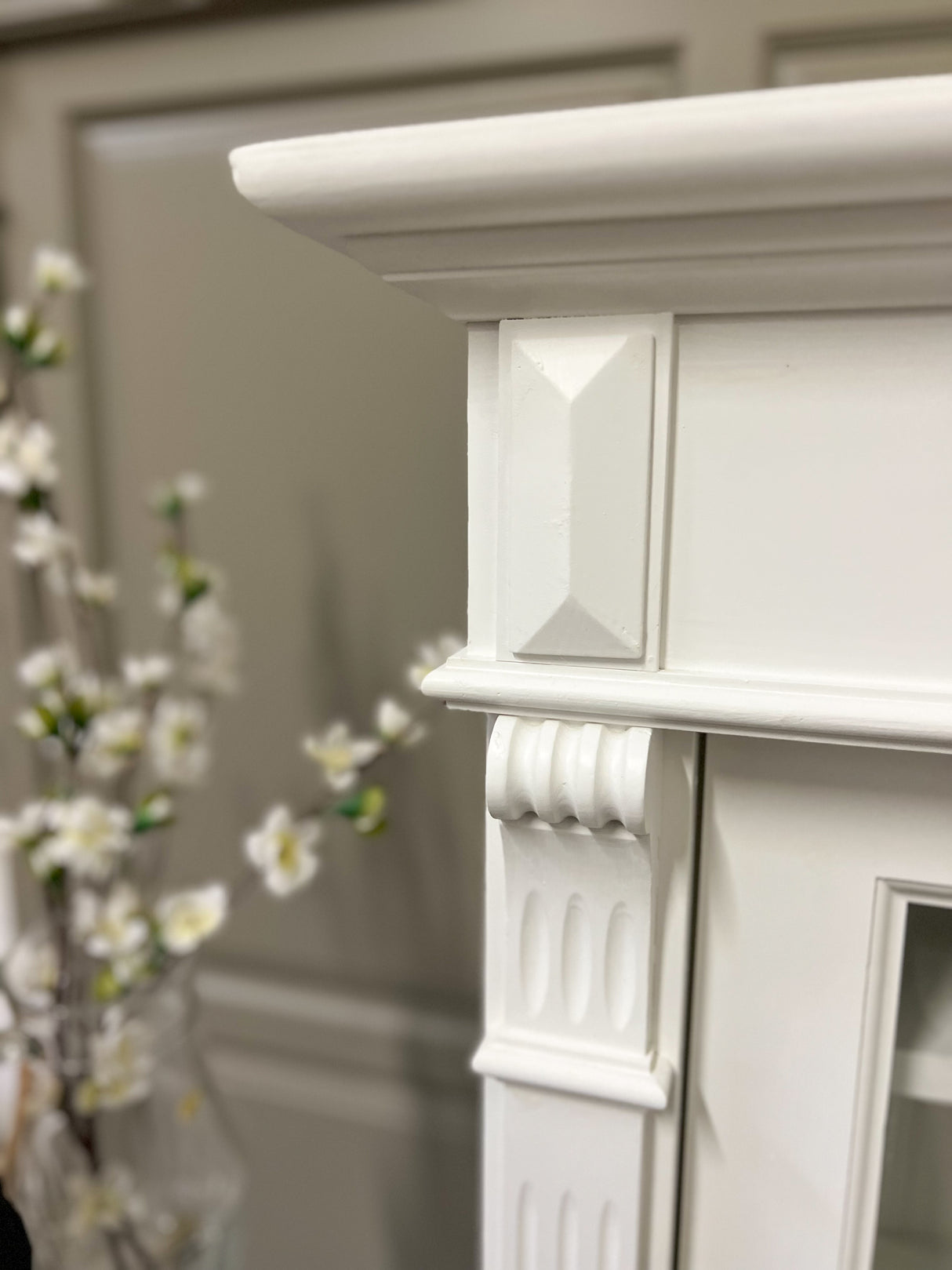 Faro - Elegant, white bathroom cabinet in country house style