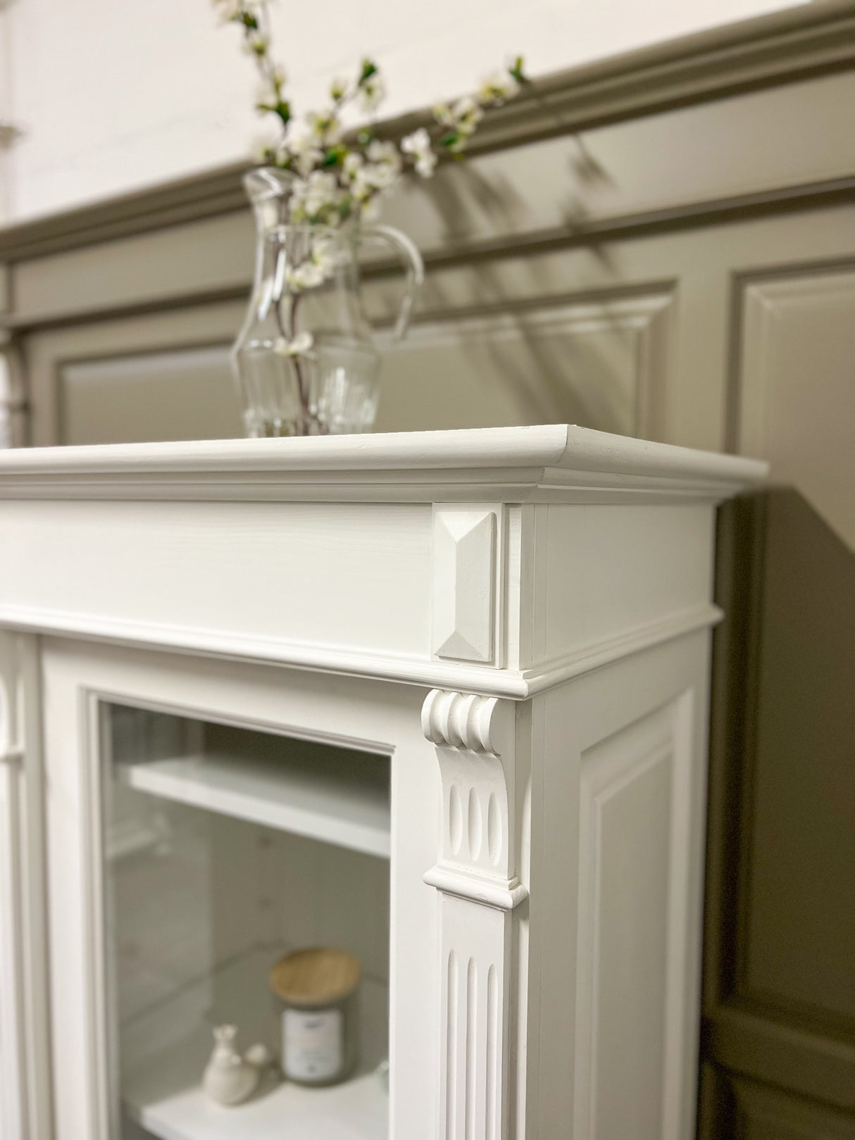 Faro - Elegant, white bathroom cabinet in country house style