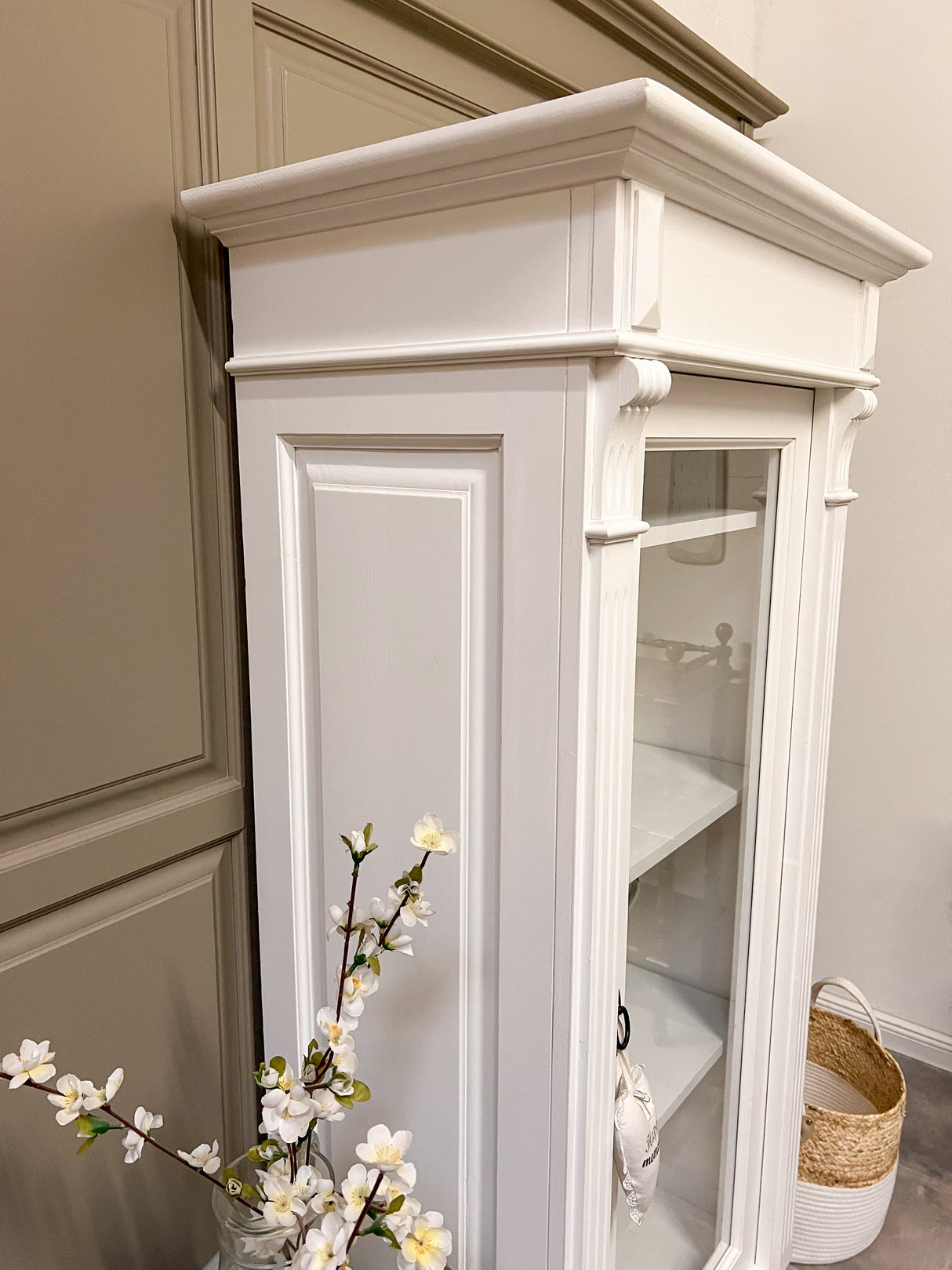 Faro - Elegant, white bathroom cabinet in country house style