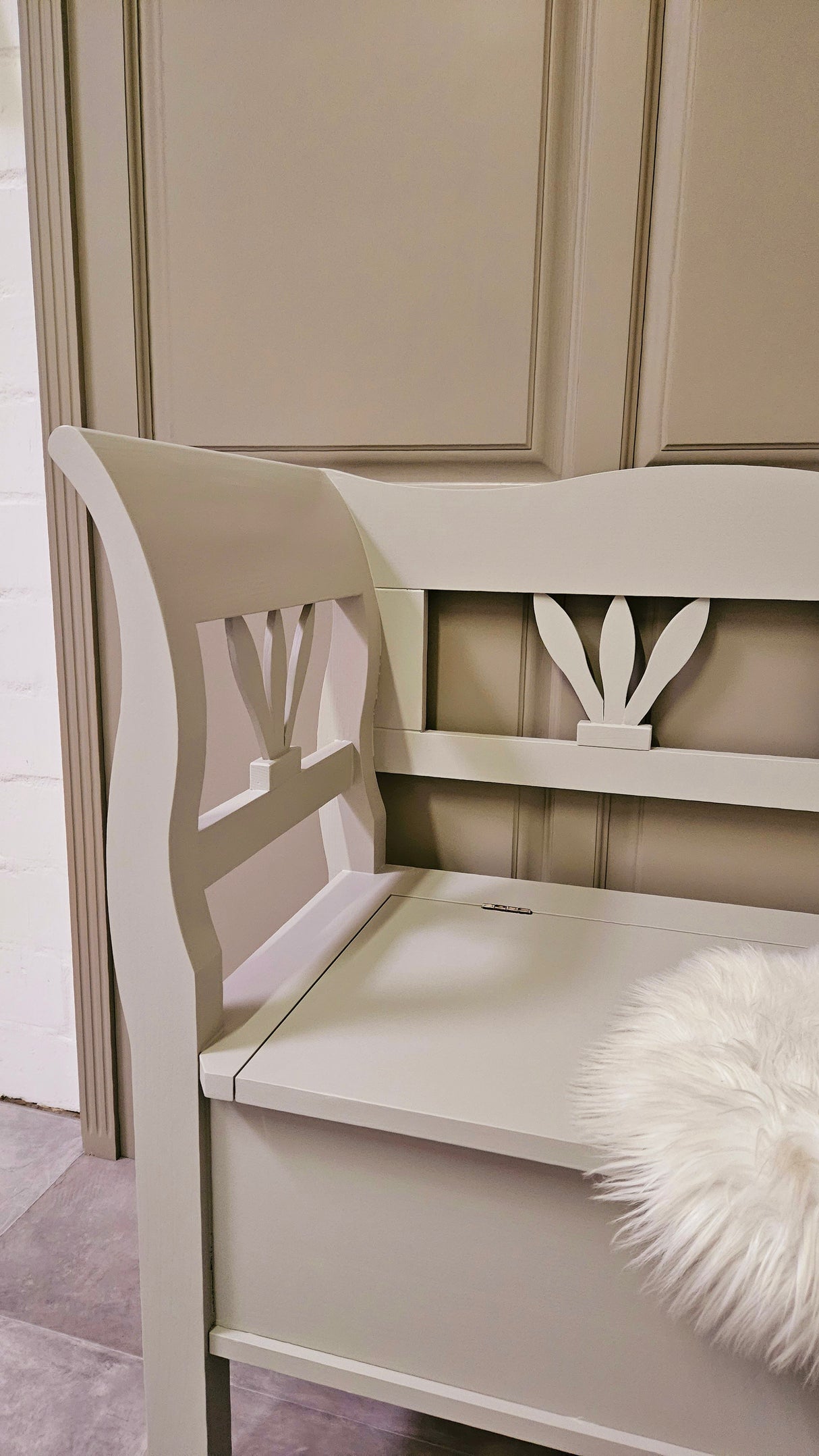 "Lenón" - Country-style storage bench, solid wood, pastel mint lacquered