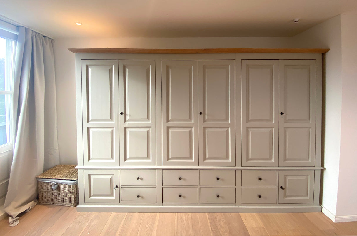 Armoires encastrées sur mesure de style campagnard « Majvi », en bois massif, d'inspiration scandinave