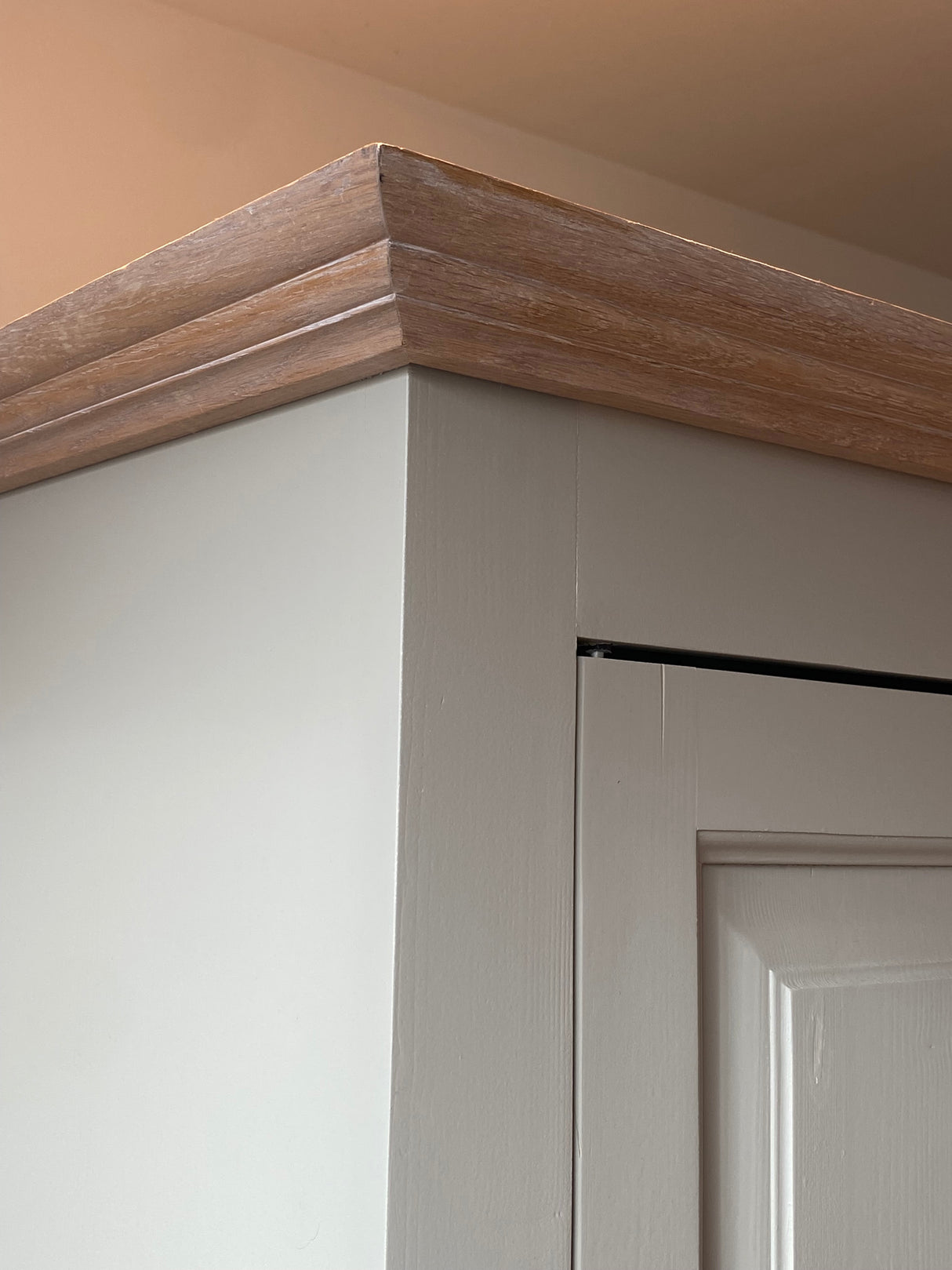 Armoires encastrées sur mesure de style campagnard « Majvi », en bois massif, d'inspiration scandinave