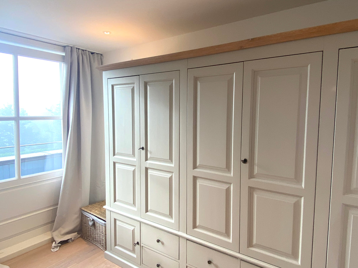 Armoires encastrées sur mesure de style campagnard « Majvi », en bois massif, d'inspiration scandinave