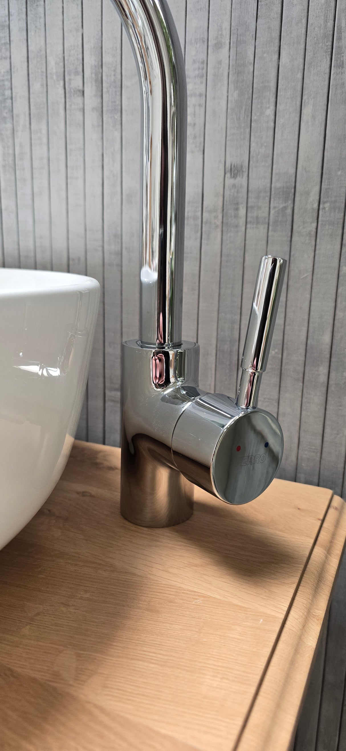 Tray - modern, curved large tap, single-lever mixer chrome