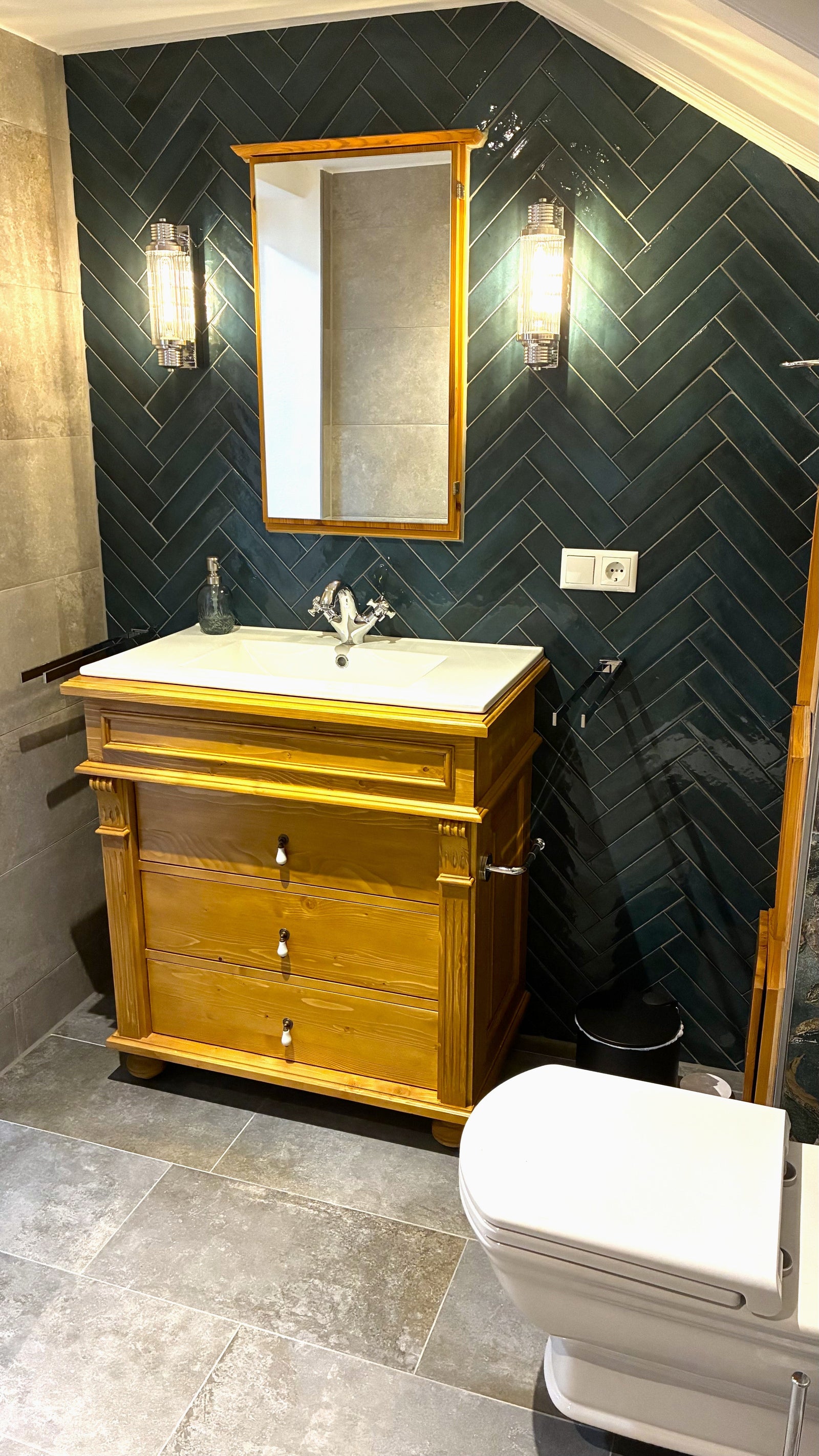 Dornröschenbad mit Charakter: So stilvoll kann ein Gäste-WC im Landhausstil sein