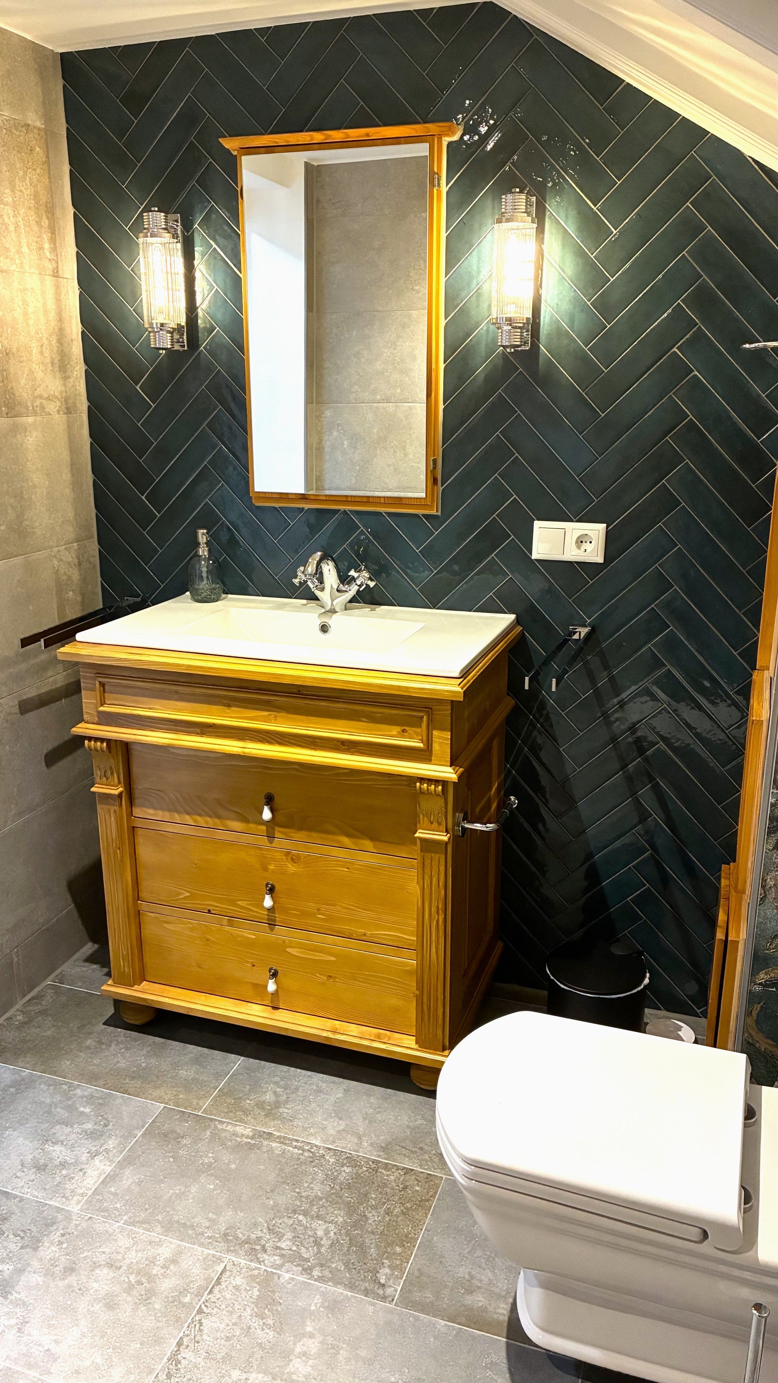Dornröschenbad mit Charakter: So stilvoll kann ein Gäste-WC im Landhausstil sein