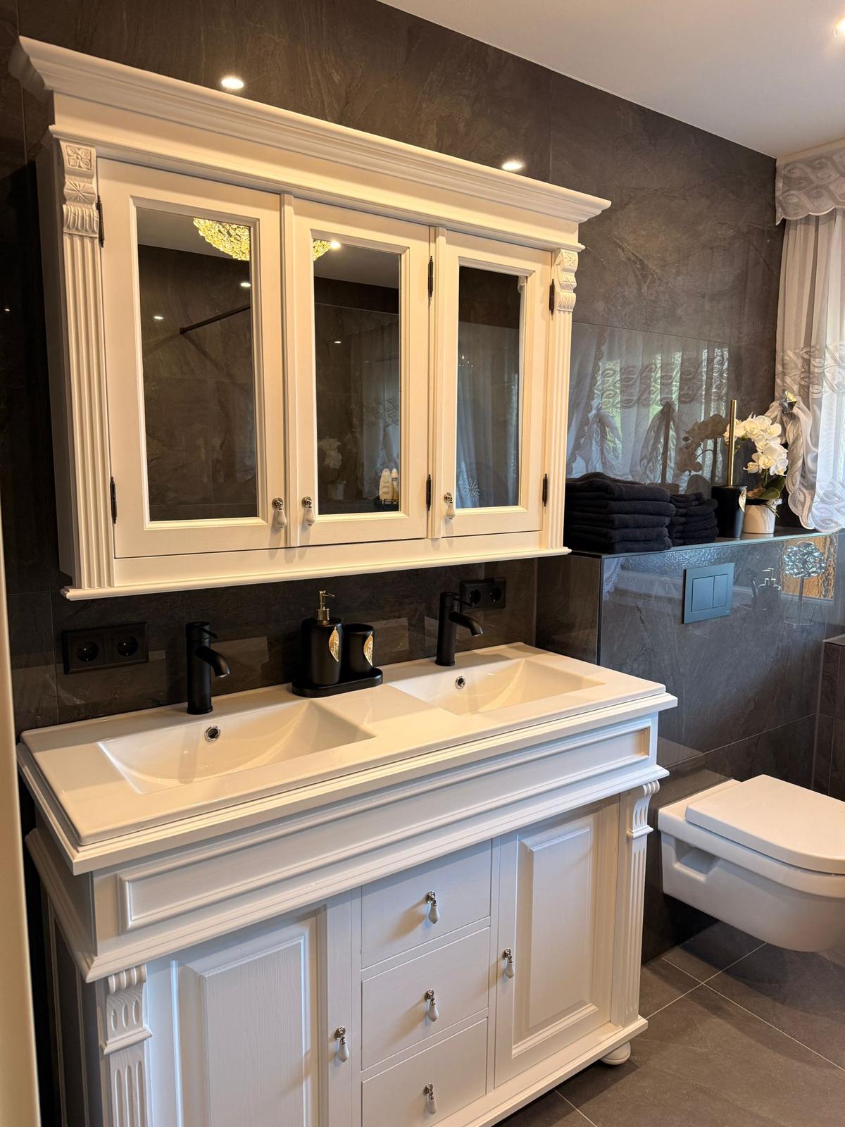 Elegantes Landhausbad: Doppelwaschtisch „Mirabeaux“ und Spiegelschrank „Manon“ in perfekter Harmonie