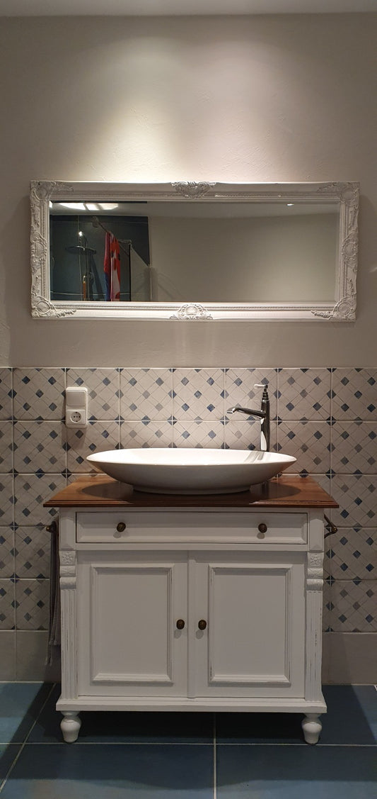 Combinaison intemporelle : la salle de bains du client avec des éléments modernes et classiques