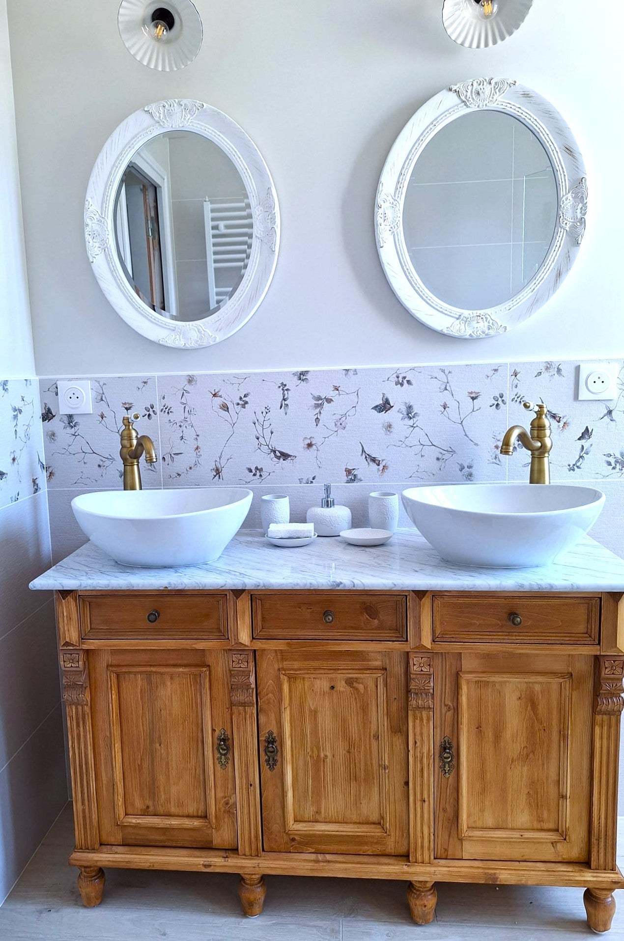 Landhaus-Charme mit Raffinesse – Der Waschtisch „Nimes“ im neuen Glanz