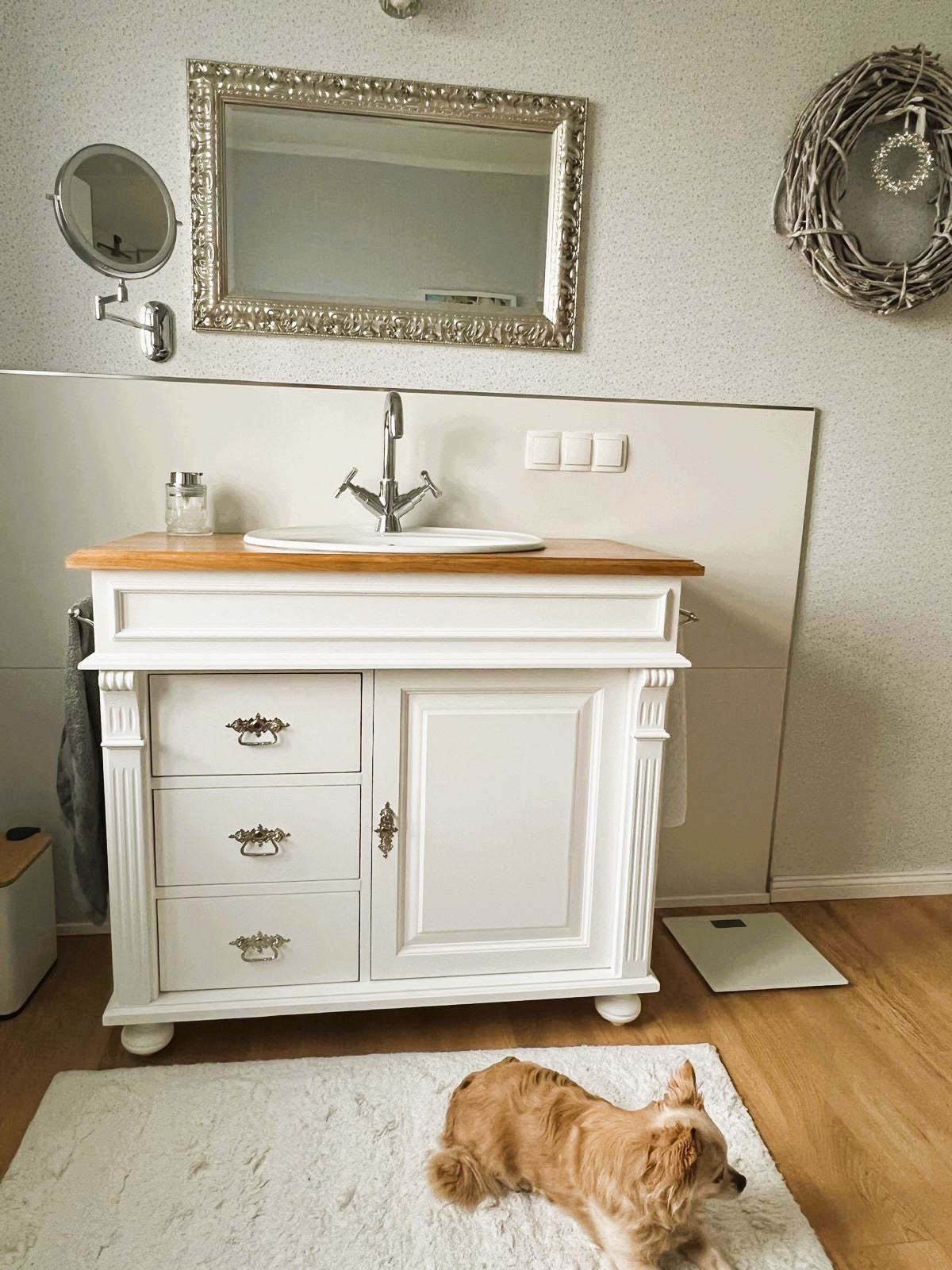 Landhausstil mit Herz: Der Waschtisch „Cambridge“ als stilvoller Blickfang im Badezimmer