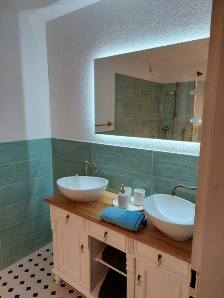 Meeresfarben in modernem Landhausbad