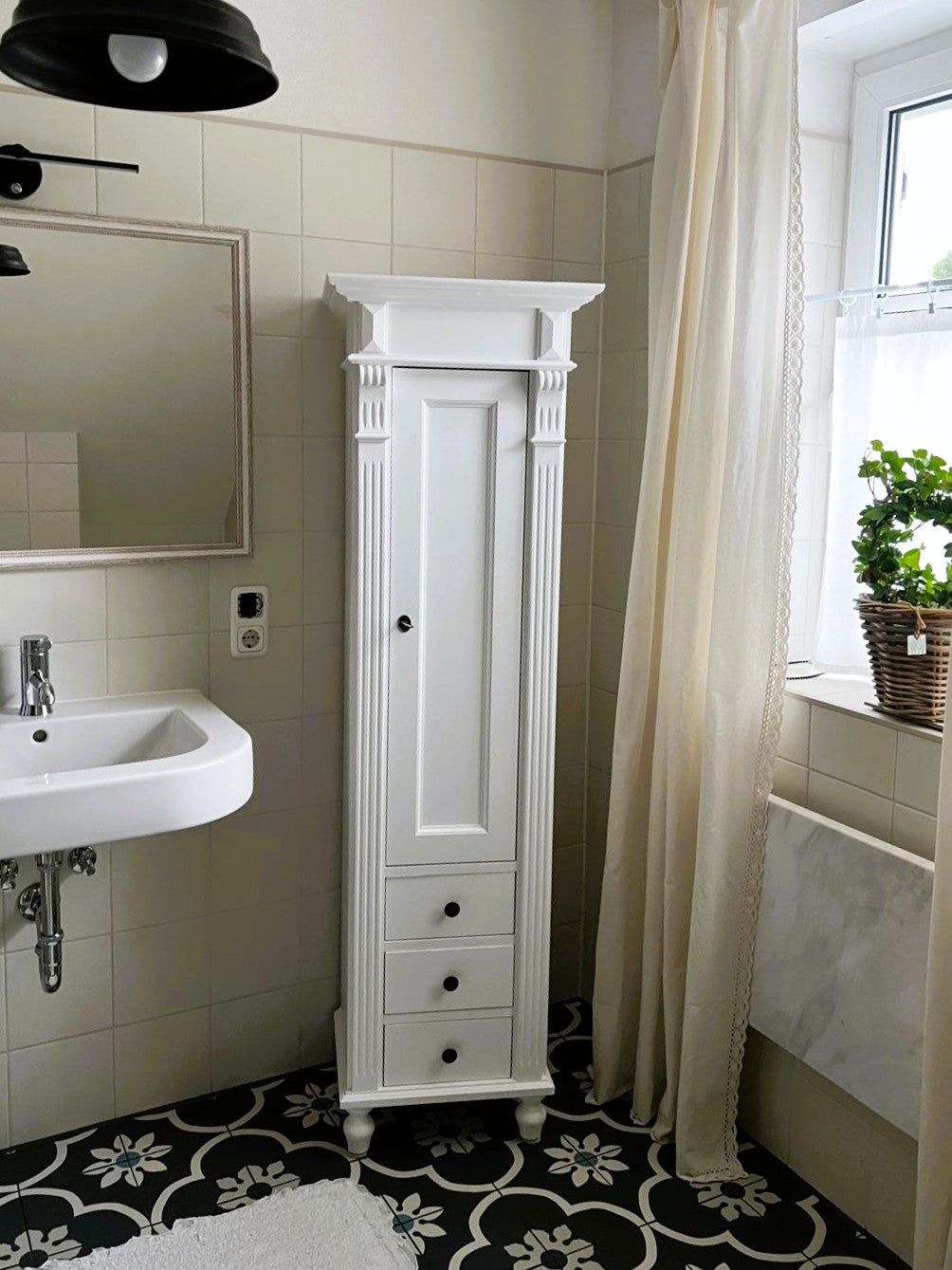 Mehr Stauraum im Badezimmer: Hochschrank „Marille“ im Landhausstil