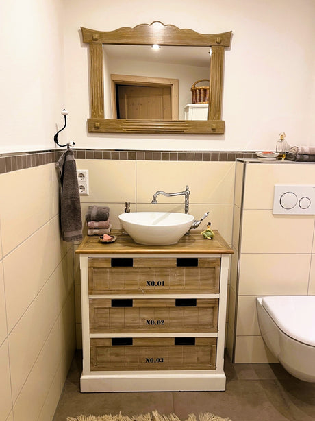 Rustikaler Charme im Gäste-WC: Der antike Waschtisch als Highlight