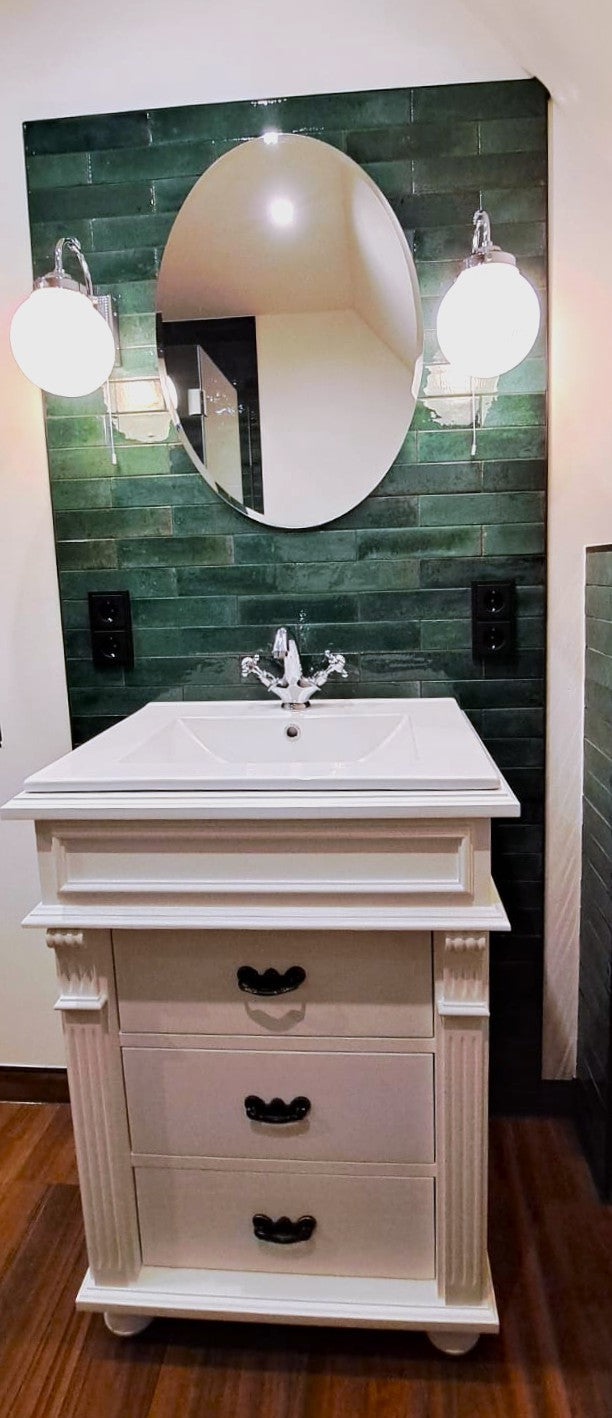 Waschtisch „Mirel“ vor grüner Fliesenwand