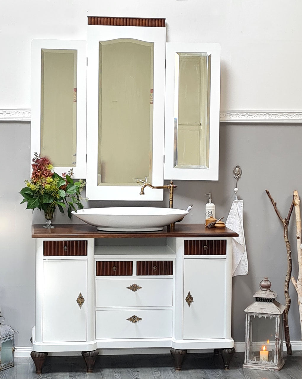 Mirror washbasins in country house style