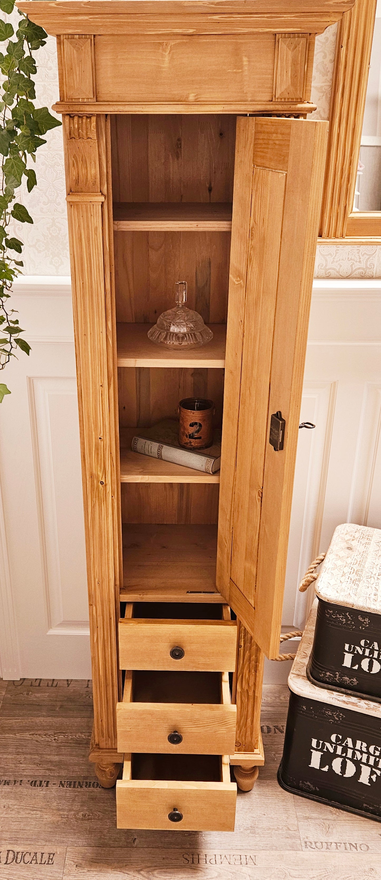 Lillesand - Petite armoire haute dans le style de l'époque de la fondation, meubles de campagne en bois massif naturel