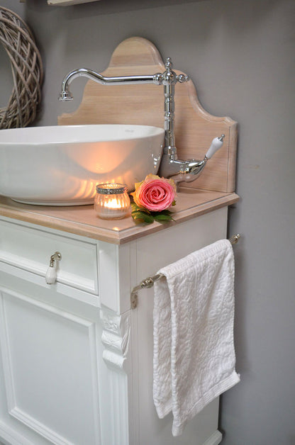 lavabo de style rustique avec protection contre les éclaboussures et barre porte-serviettes