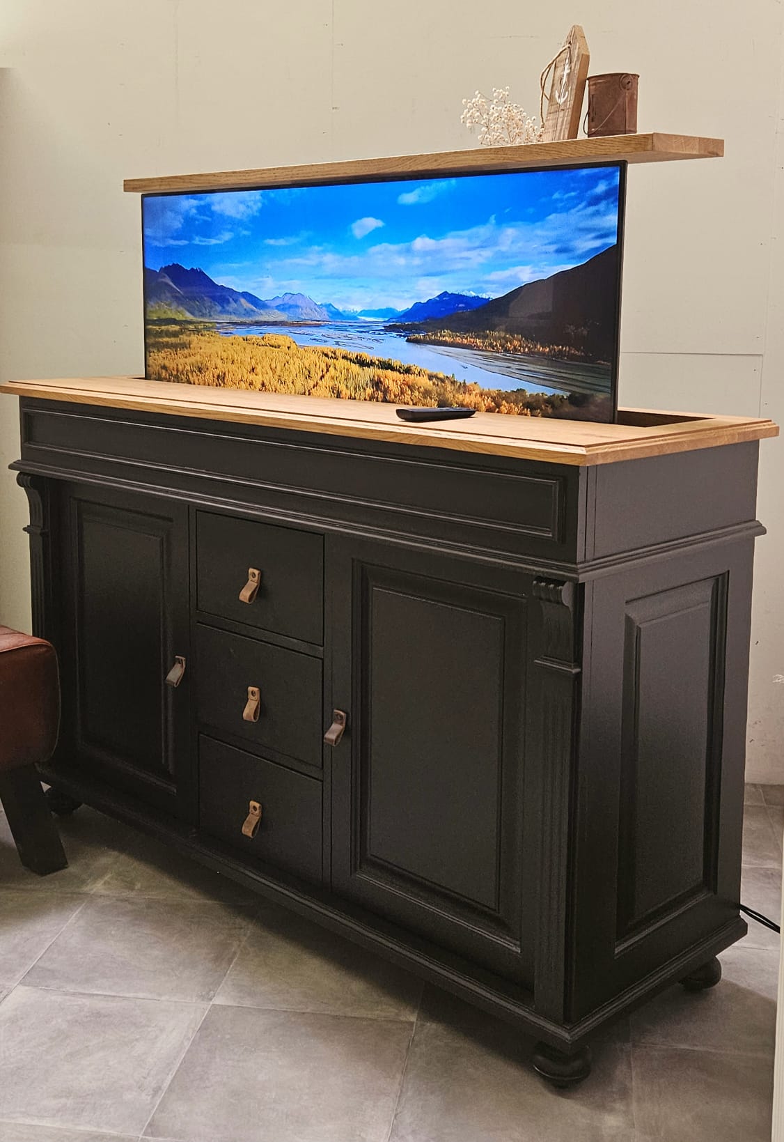 "Bari": Kommode mit herausfahrbarem TV-Lift - 55 Zoll oder 65 Zoll