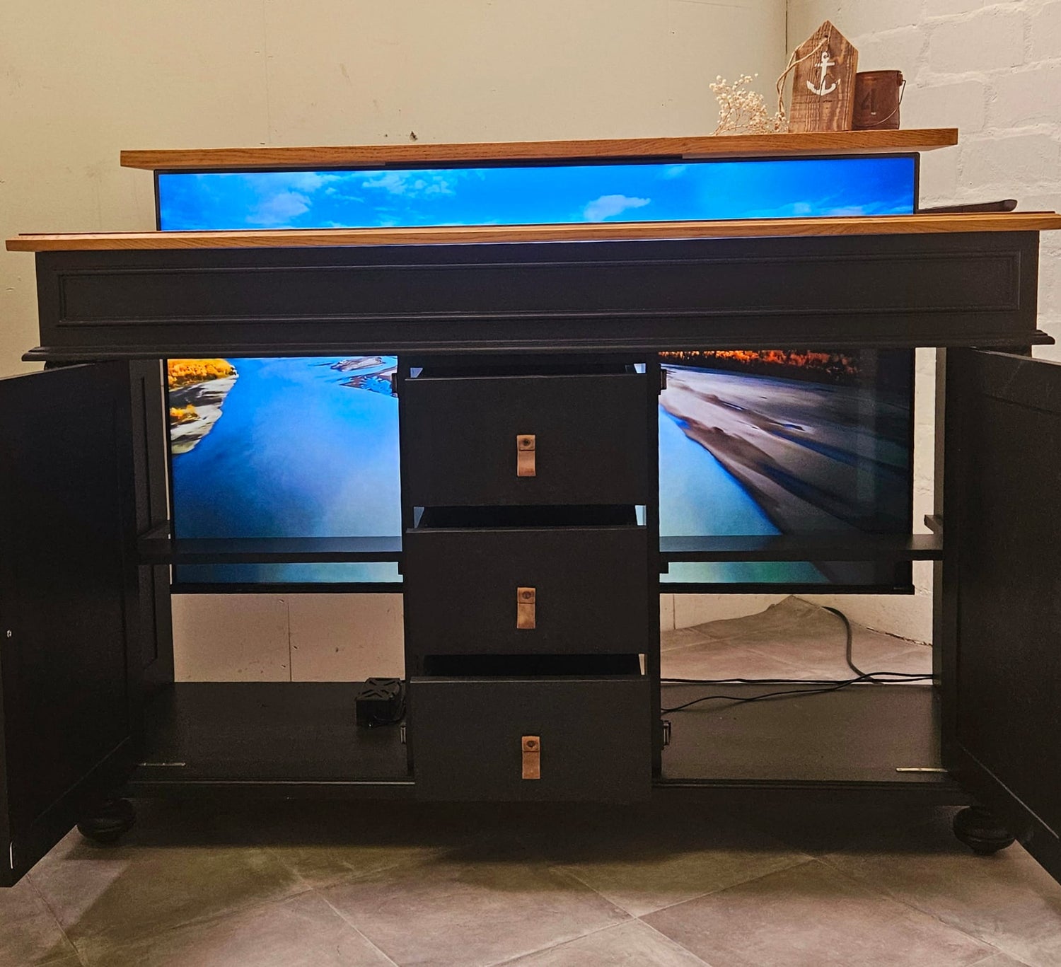 "Bari": Kommode mit herausfahrbarem TV-Lift - 55 Zoll oder 65 Zoll