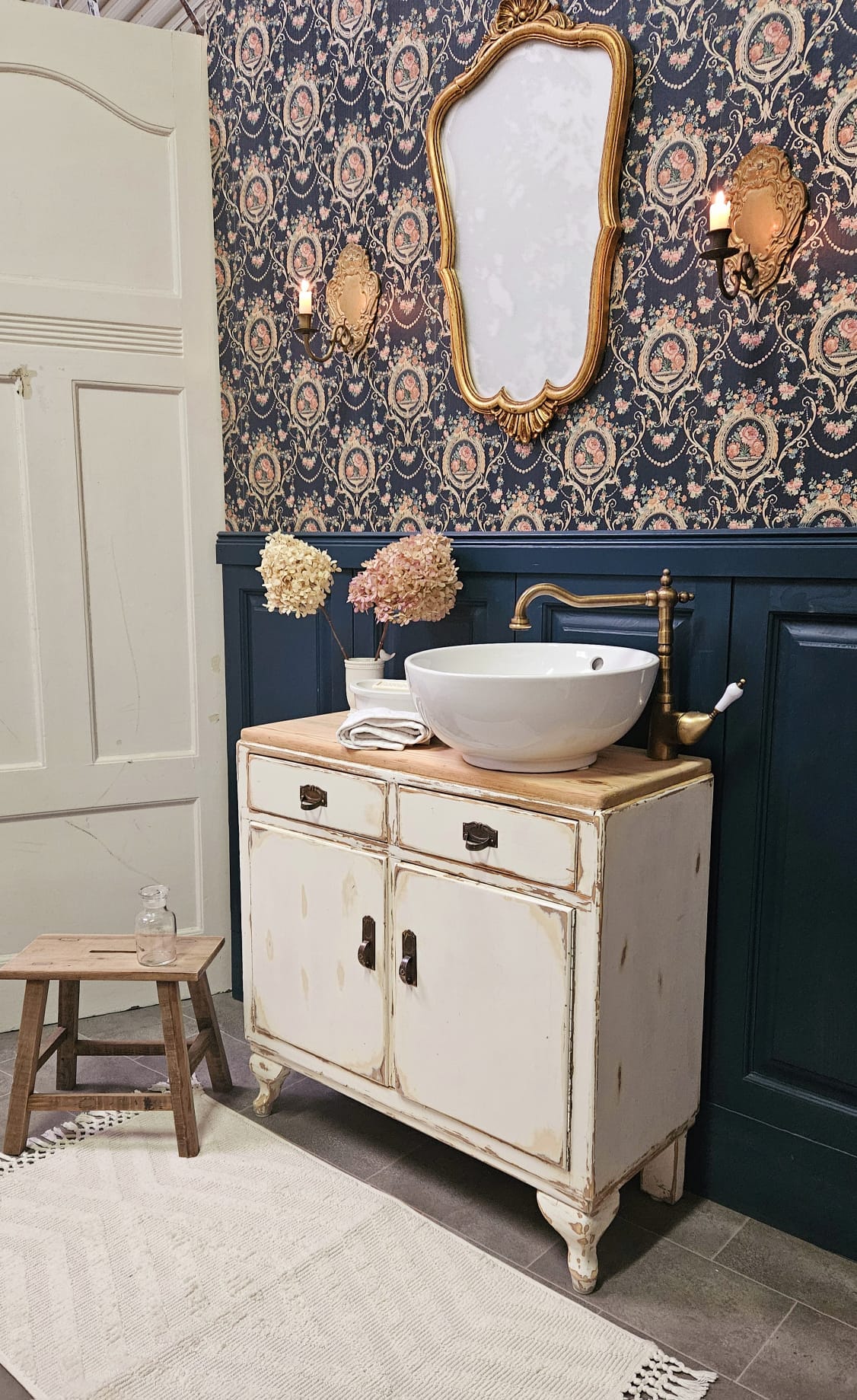 "Bergerac" - Antique washbasin in a shabby chic look
