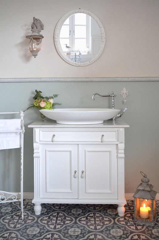 "Bressuire" - lavabo blanc avec plan en marbre clair dans le style maison de campagne