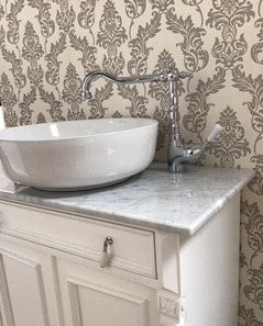 "Bressuire" - lavabo blanc avec plan en marbre clair dans le style maison de campagne