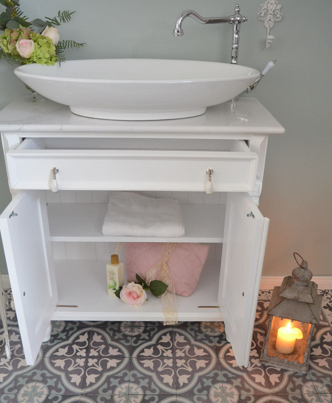 "Bressuire" - white washbasin with light marble top in country house style