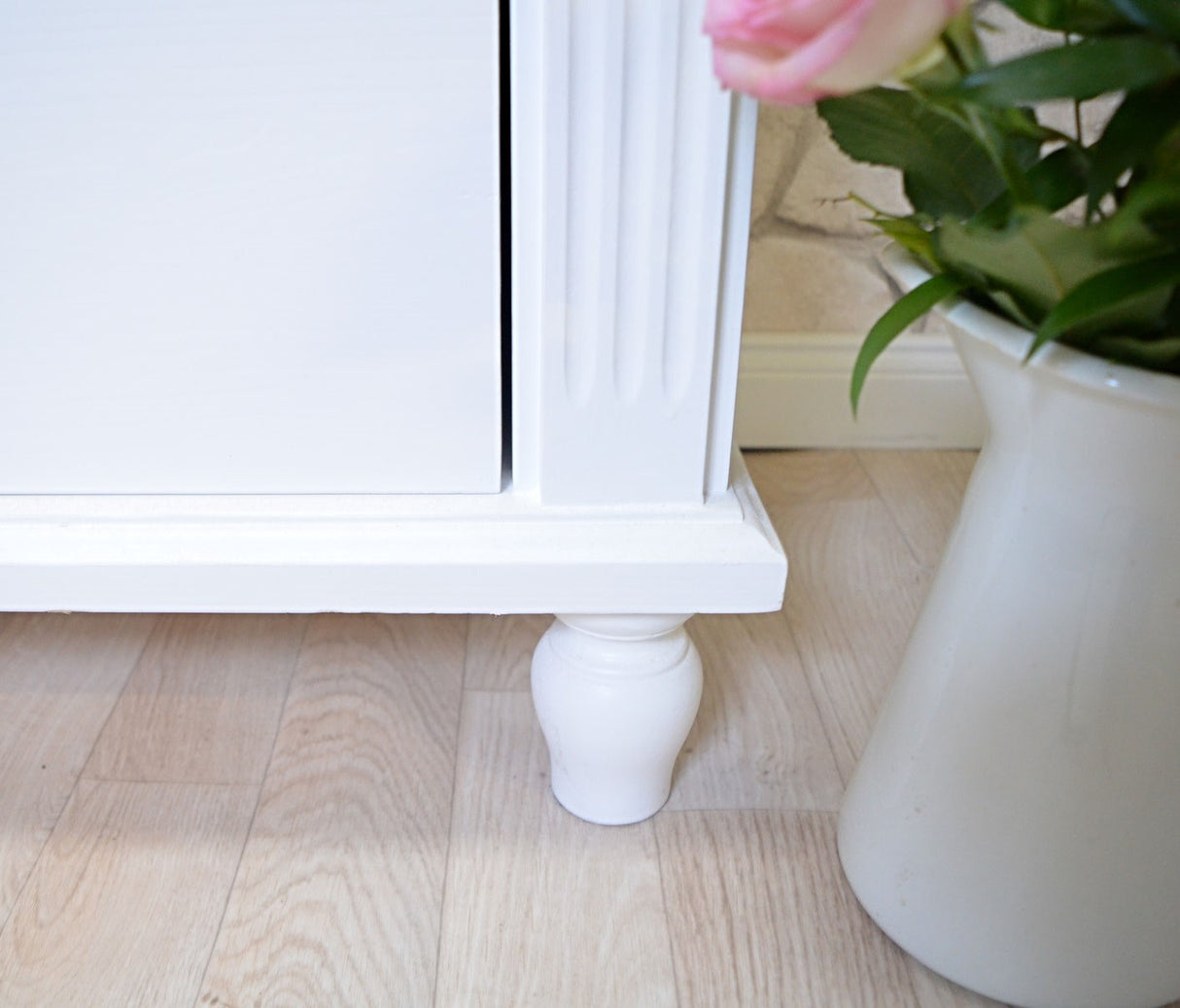 Clane - Elegant, white tall cabinet in Wilhelminian style