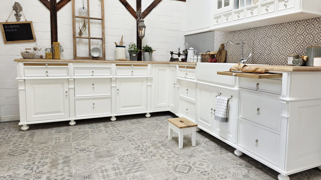 Eckküche im Landhausstil aus Massivholz