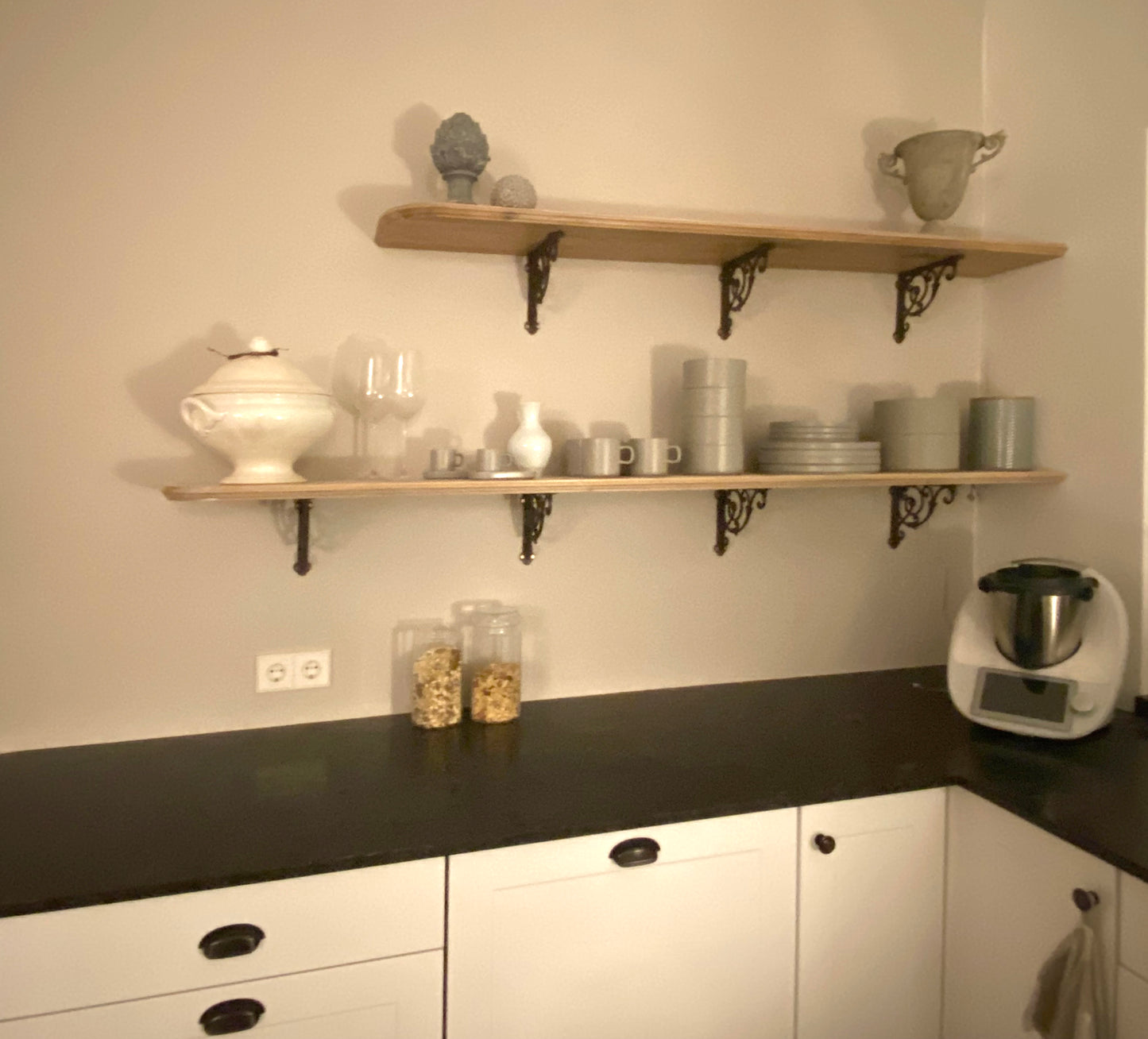 "Fina" - Individual kitchen shelves made of solid oak, country house style