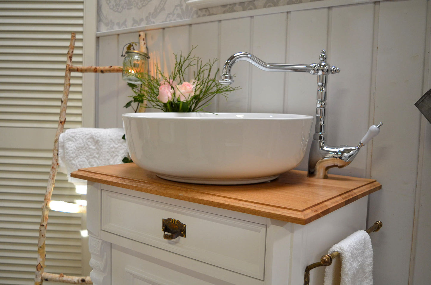 "Grenoble" lavabo blanc de style campagnard avec plateau en chêne clair et barre porte-serviettes