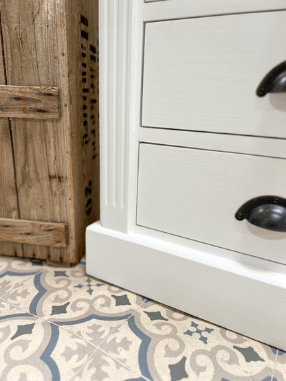 "Belfort" - Half-height, white cabinet in country house style
