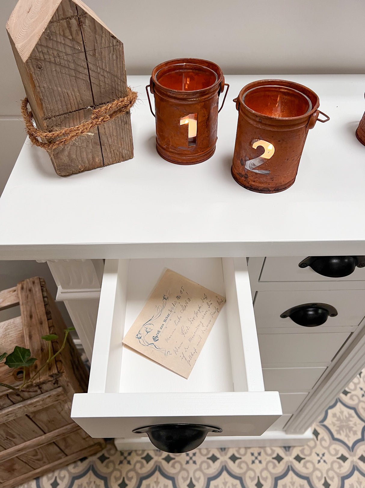 "Belfort" - Half-height, white cabinet in country house style