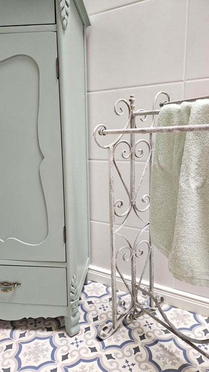 Jero - Romantic towel rail in shabby chic style