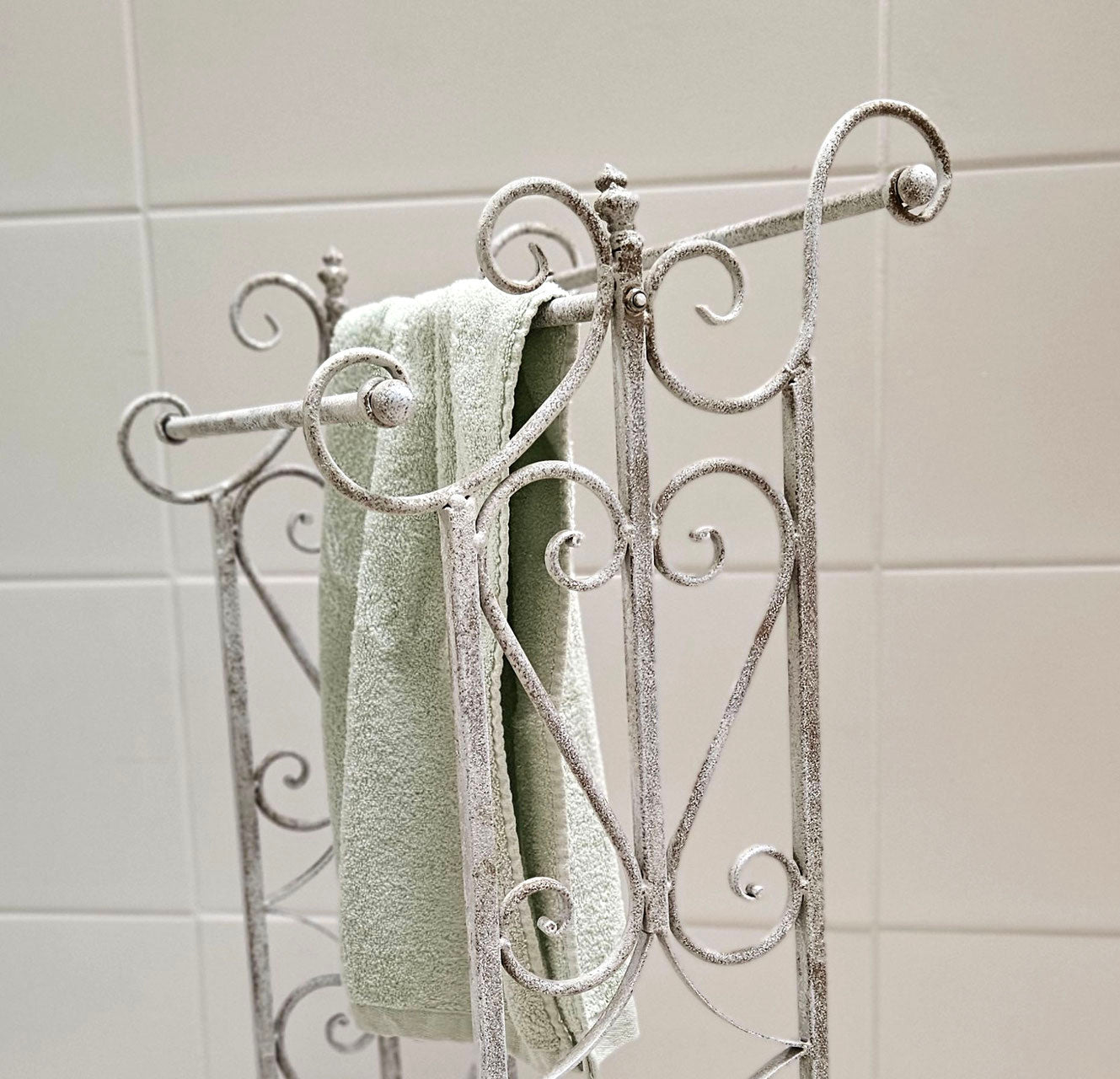 Jero - Romantic towel rail in shabby chic style