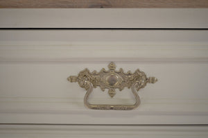 "Kommode Karvia" große weiße Landhaus-Kommode Massivholz Eichenplatte