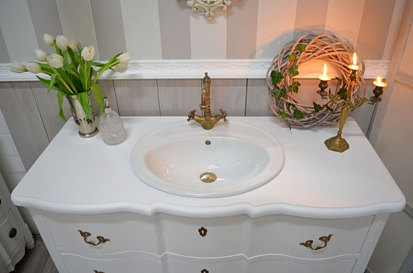 "Kiama" large, white washbasin in baroque style