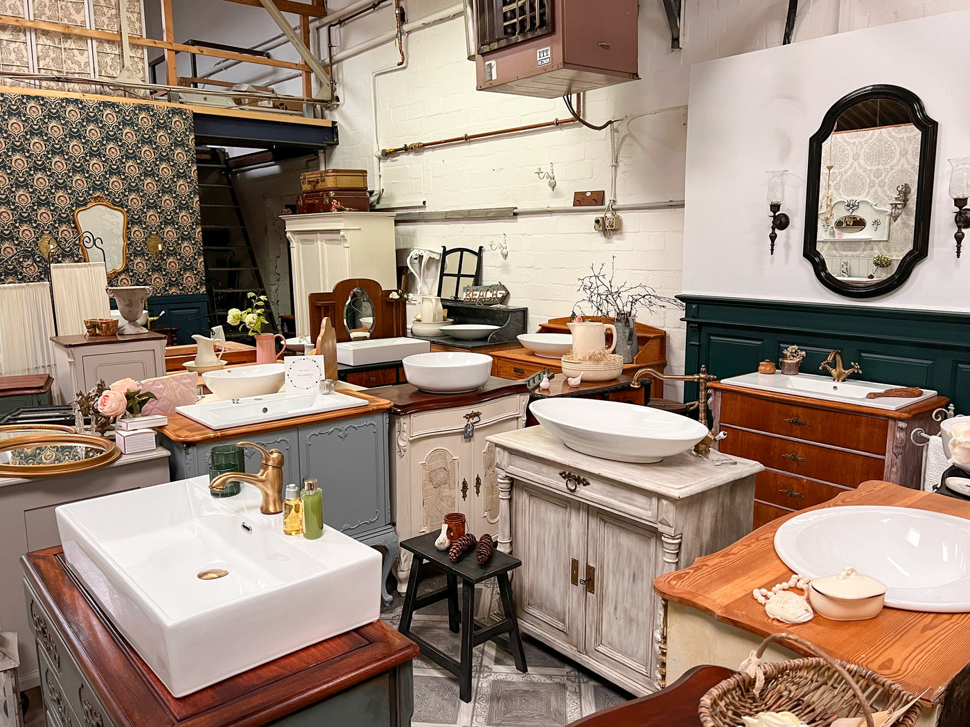 Badezimmermöbel im Landhausstil, Landhausstil Küche und TV-Kommode mit Lift