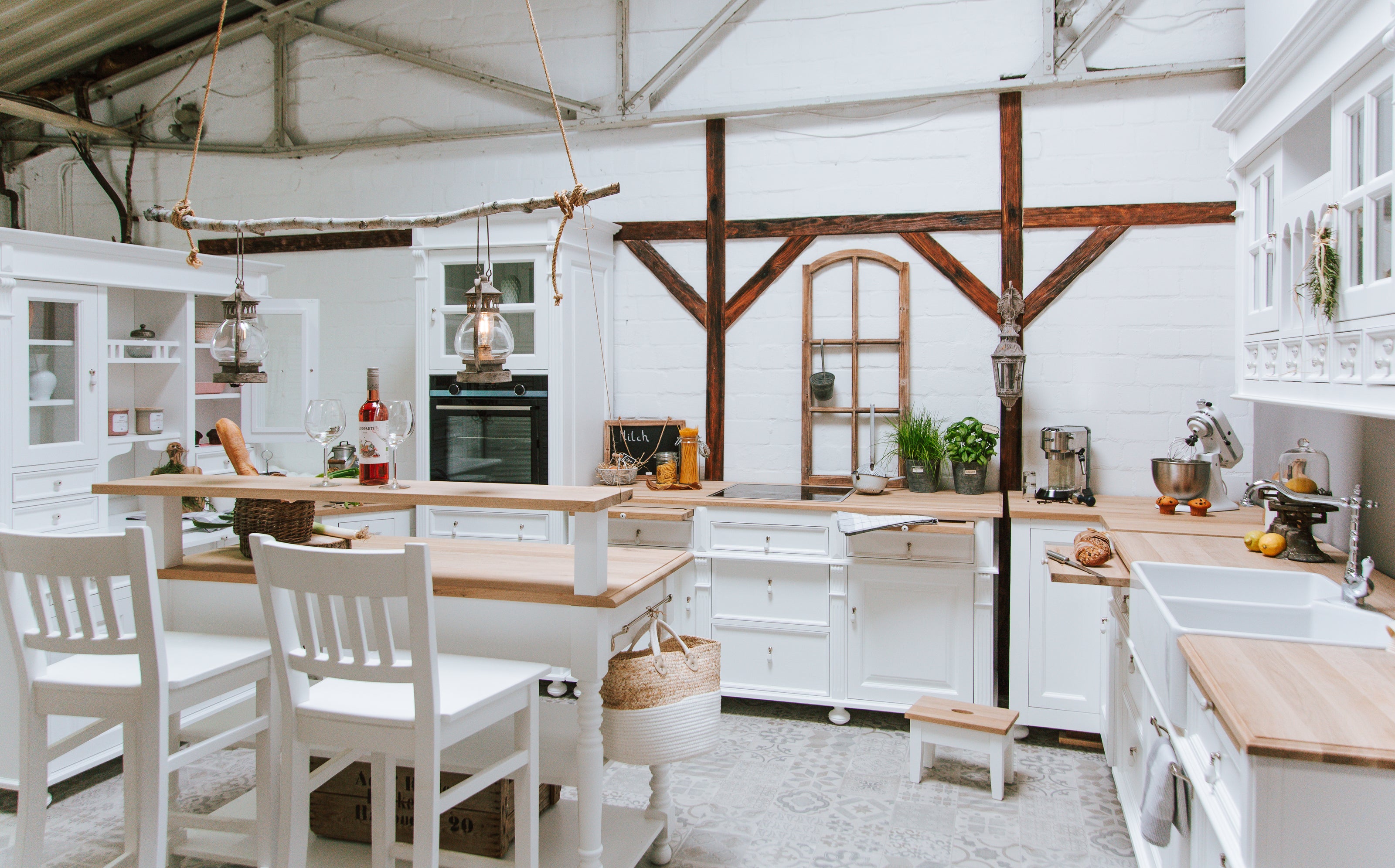 Landhausküche mit Keramikspülstein, Hängeschrank, weiß, Echtholz Eiche, klassischer Look