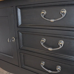 "Kommode Lysander" nostalgisches schwarzes Massivholz-Sideboard mit Eichenplatte