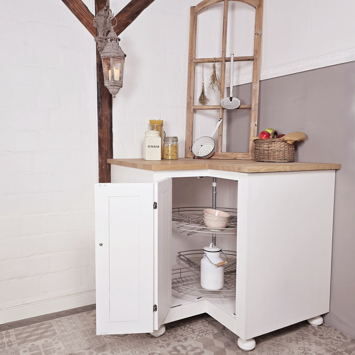 Eckküche im Landhausstil aus Massivholz