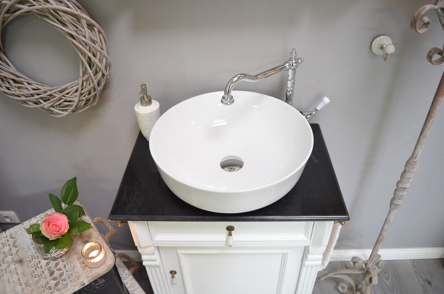 "Miquelon" lavabo blanc de style campagnard avec plateau en granit noir