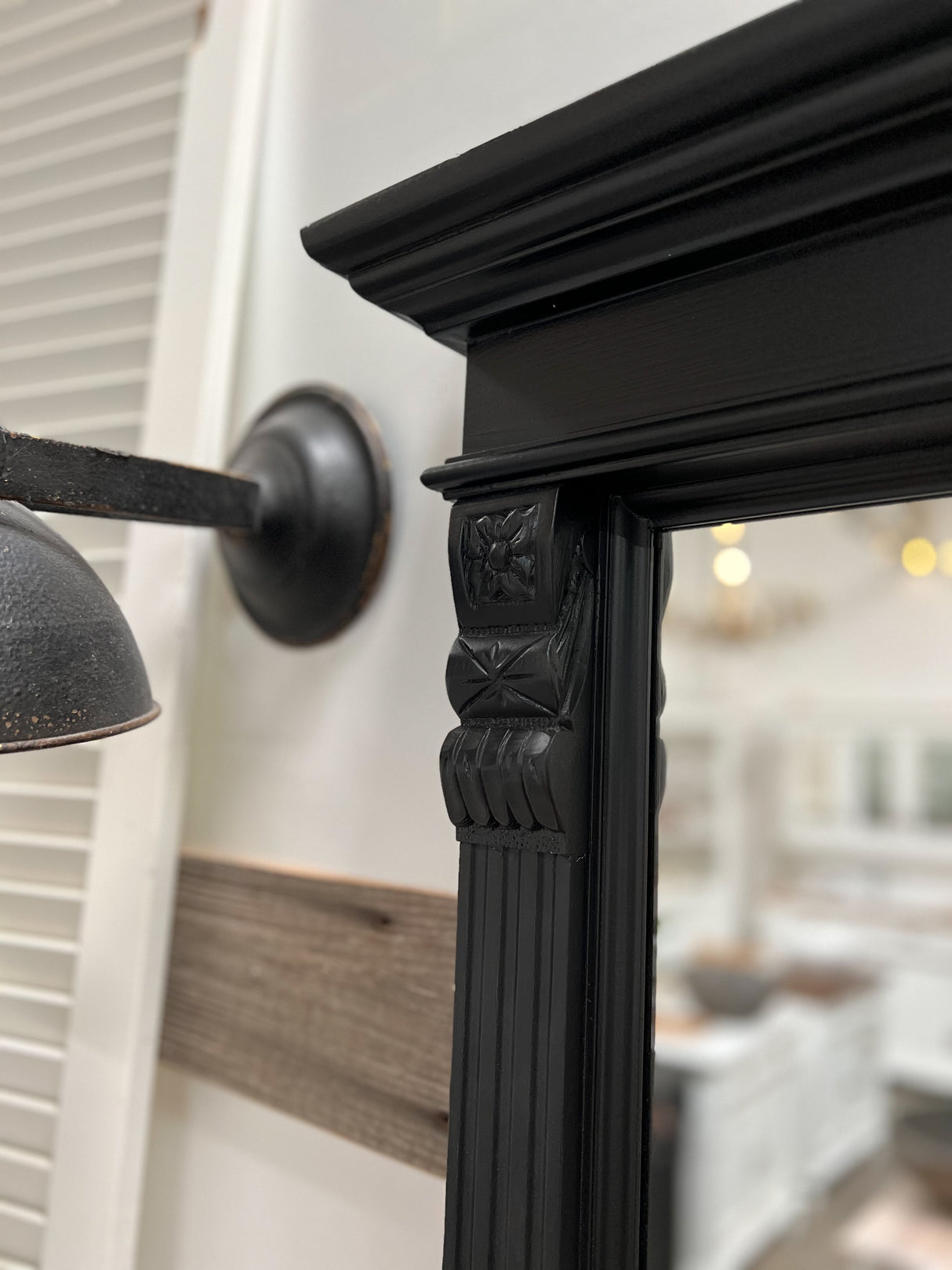 "Nerom" - Miroir en bois noir au look rétro