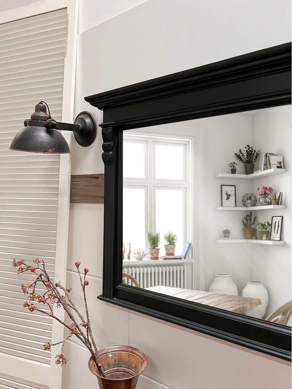 "Nerom" - Miroir en bois noir au look rétro