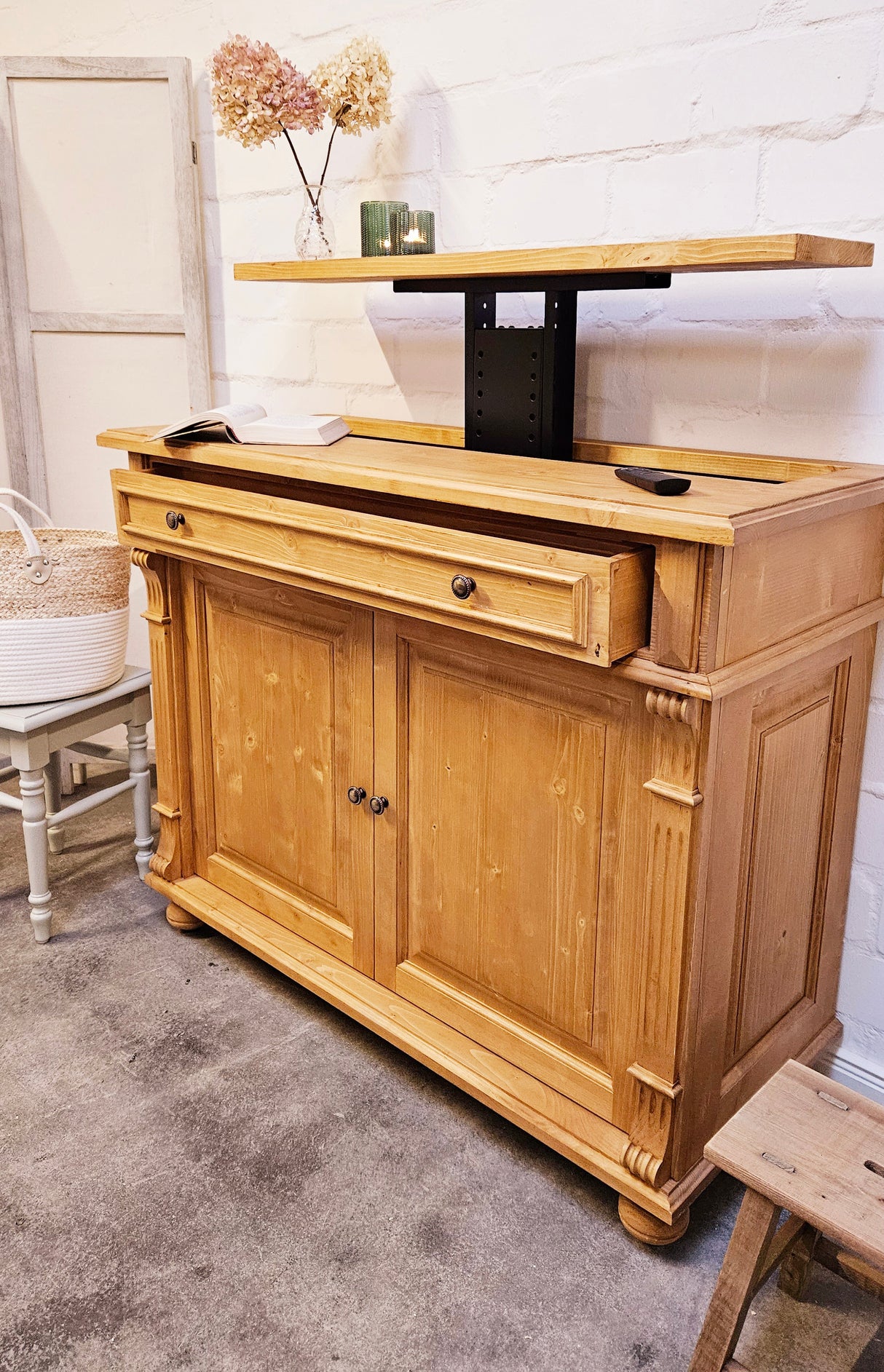 "Nordre" : commode incluant un élévateur TV pour 46 pouces ou 65 pouces