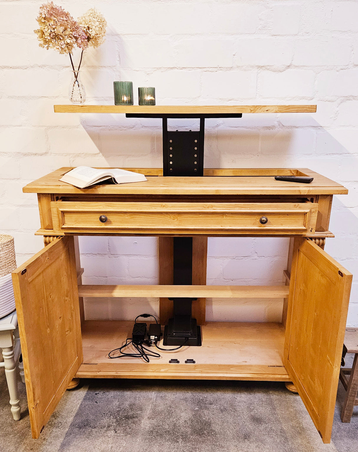 "Nordre" : commode incluant un élévateur TV pour 46 pouces ou 65 pouces