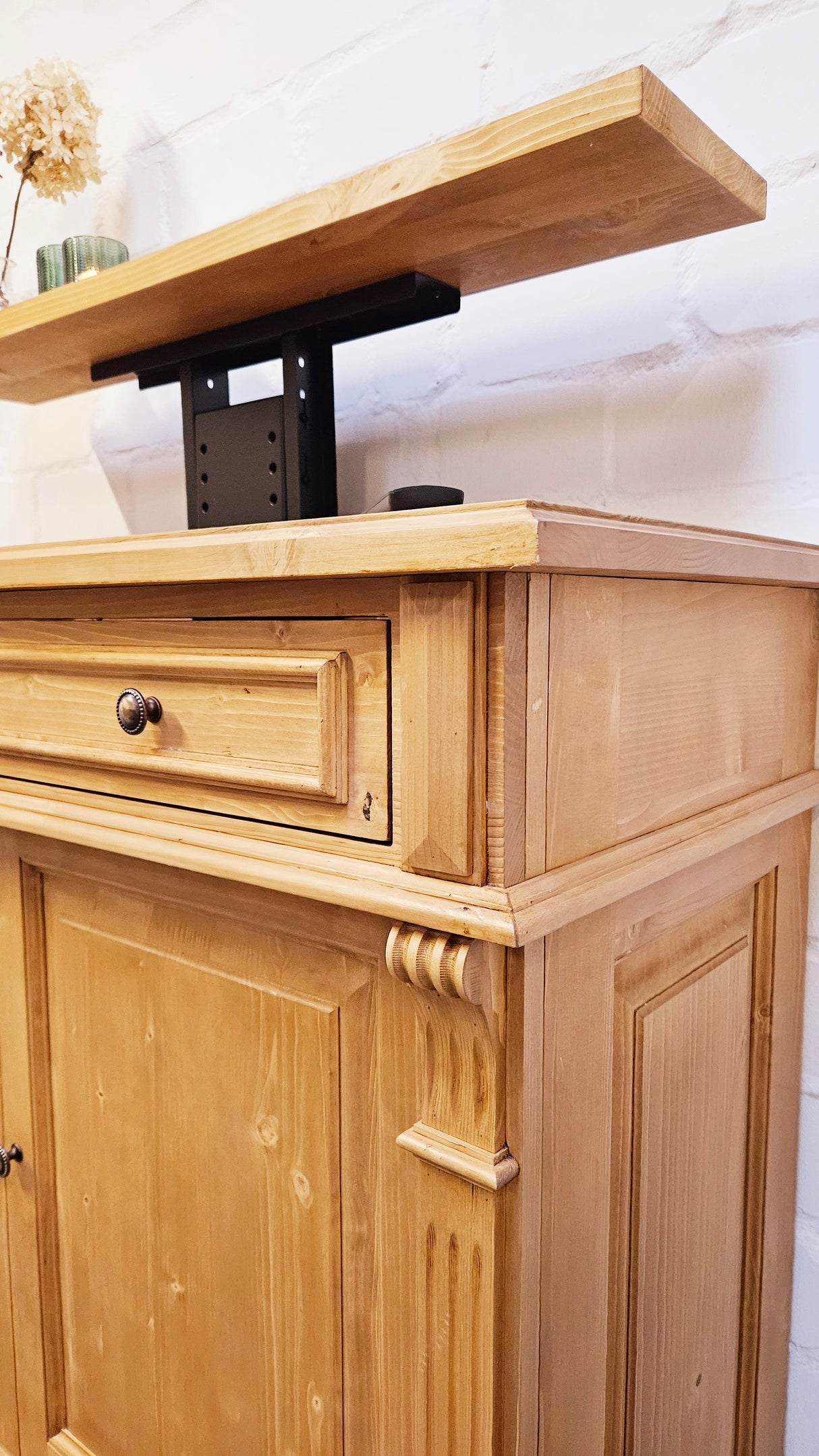 "Nordre" : commode incluant un élévateur TV pour 46 pouces ou 65 pouces