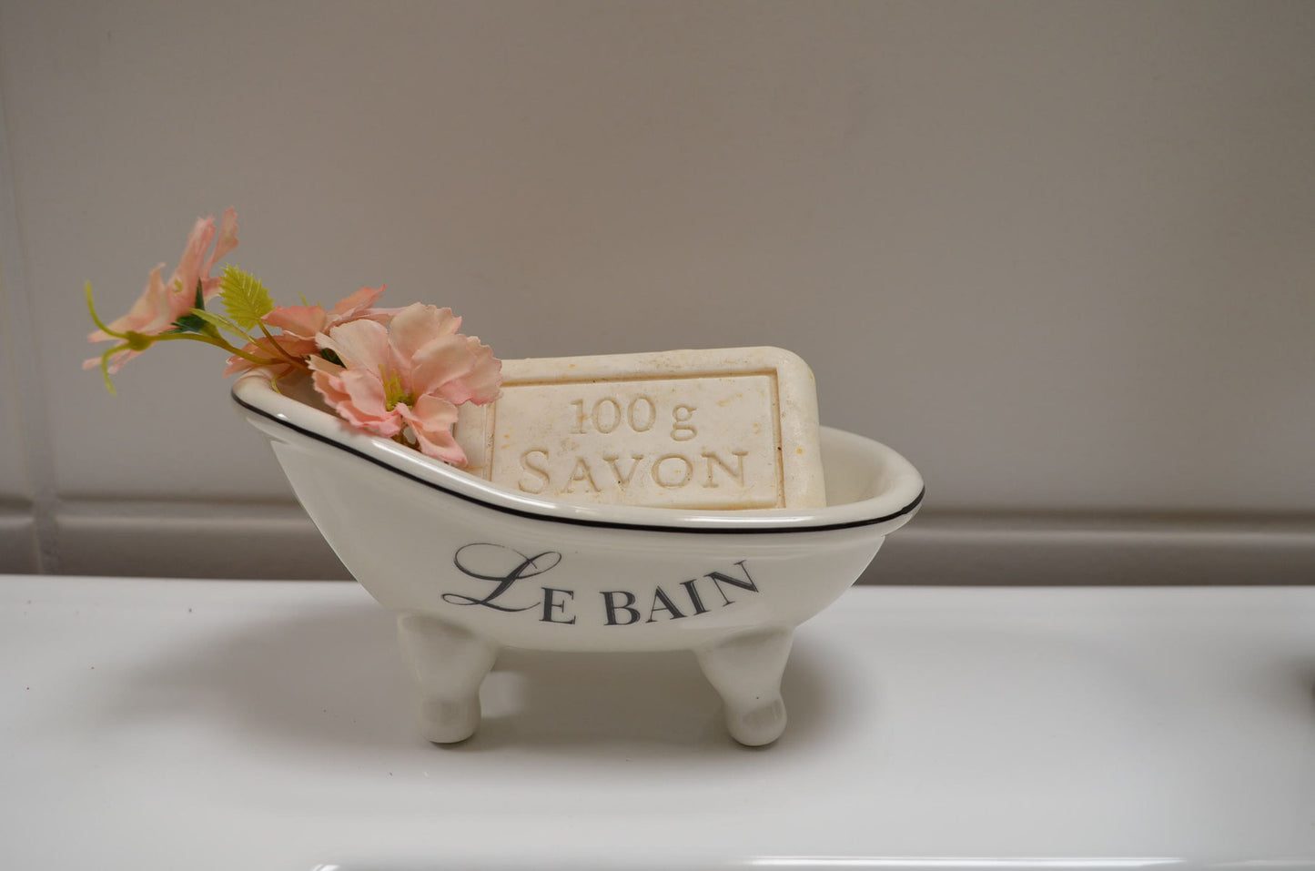 Parfait soap dish in nostalgic bathtub shape